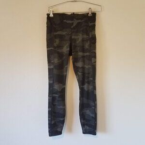 Athleta Camo Contender 7/8 Tight Leggings Women's S Small Camouflage 405480-02